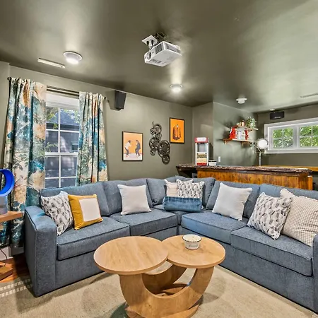 Escape To The Arts Golf Sim Theater Hot Tub Holiday home *