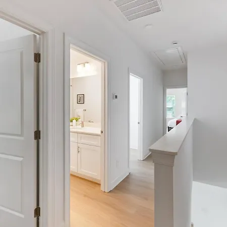 Uptown Retreat Sleeps 10 W/hot Tub, Bbq Game *