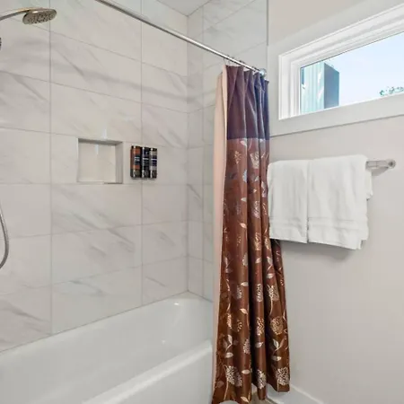 Holiday home Modern Uptown Retreat Hot Tub & Game Charlotte