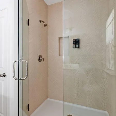 Uptown Retreat Sleeps 10 W/hot Tub, Bbq Game Holiday home
