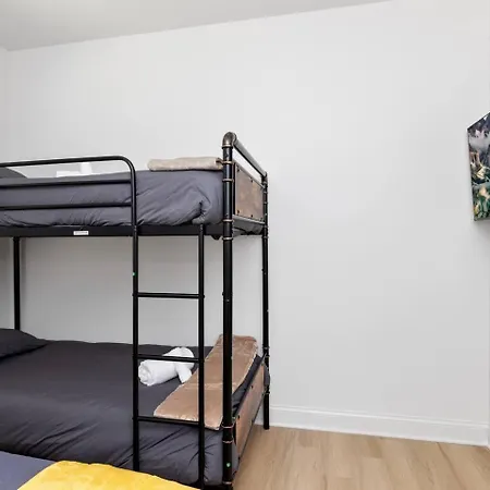 Holiday home Uptown Retreat Sleeps 10 W/hot Tub, Bbq Game