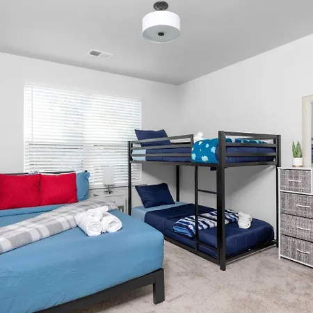 Holiday home 8br Near Southend/uptown W/gameroom/hottubs/fenced