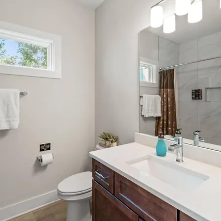 Modern Uptown Retreat Hot Tub & Game Holiday home *