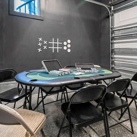 Holiday home Modern Uptown Retreat Hot Tub & Game Charlotte