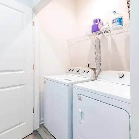 8br Near Southend/uptown W/gameroom/hottubs/fenced Holiday home *