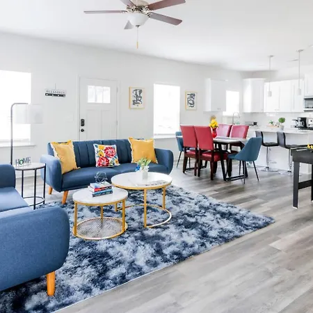 Holiday home 8br Near Southend/uptown W/gameroom/hottubs/fenced