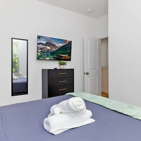 Holiday home Uptown Retreat Sleeps 10 W/hot Tub, Bbq Game