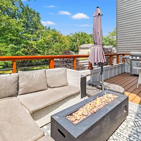 Modern Uptown Retreat Hot Tub & Game * Charlotte