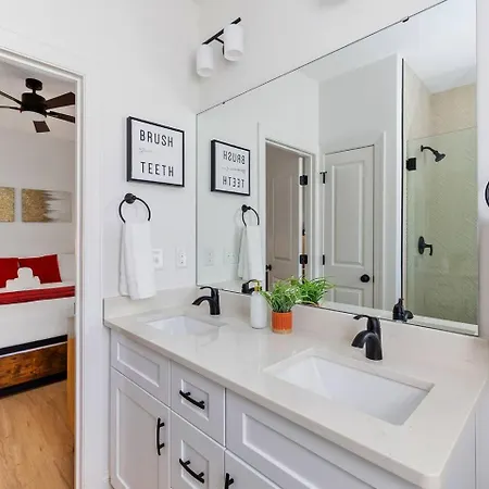 Luxury 8br Hot Tub Game Sleeps 20 Holiday home Charlotte