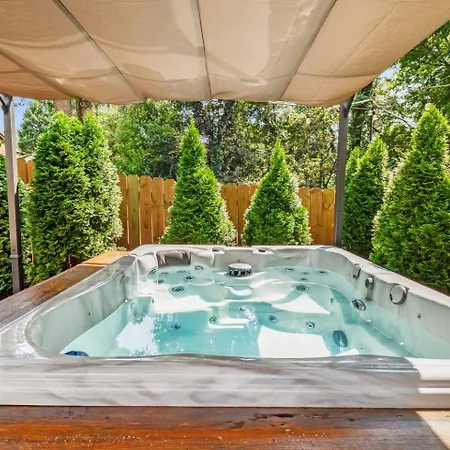 Modern Uptown Retreat Hot Tub & Game *