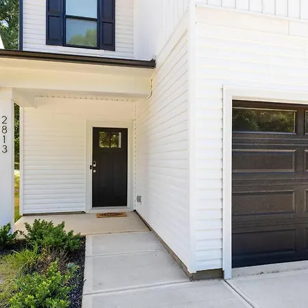 Holiday home Uptown Retreat Sleeps 10 W/hot Tub, Bbq Game