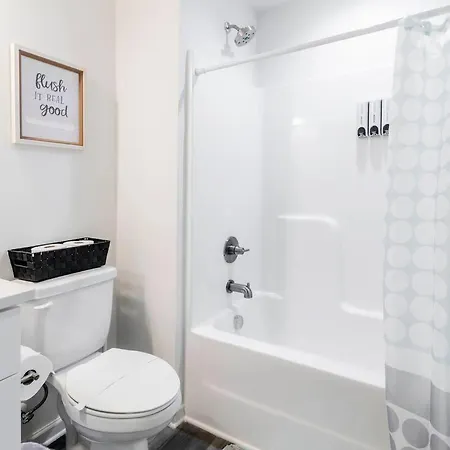 Holiday home 8br Near Southend/uptown W/gameroom/hottubs/fenced Charlotte