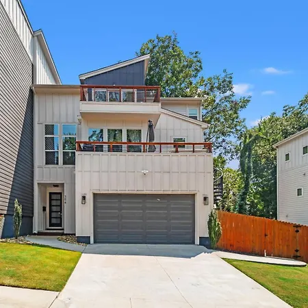 Modern Uptown Retreat Hot Tub & Game