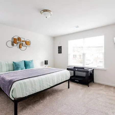 Holiday home 8br Near Southend/uptown W/gameroom/hottubs/fenced Charlotte