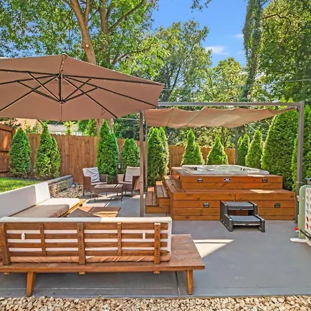 Modern Uptown Retreat Hot Tub & Game Holiday home *