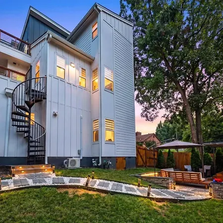 Holiday home Modern Uptown Retreat Hot Tub & Game *