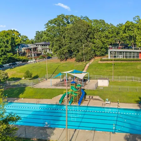Escape To The Arts Golf Sim Theater Hot Tub Holiday home Charlotte