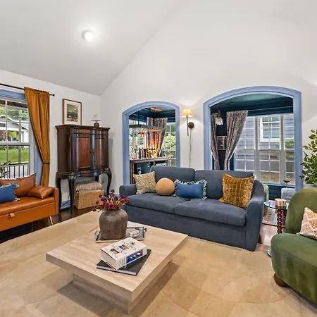 Holiday home Escape To The Arts Golf Sim Theater Hot Tub Charlotte