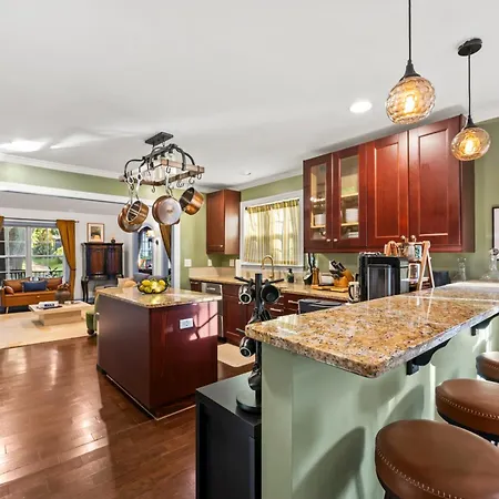 Escape To The Arts Golf Sim Theater Hot Tub Holiday home Charlotte