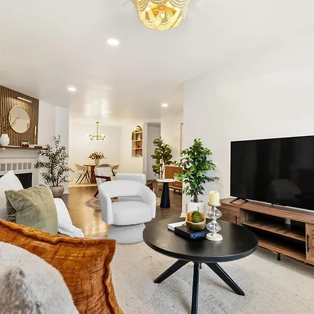 Apartment Stylish With 2 King Beds And Private Patio