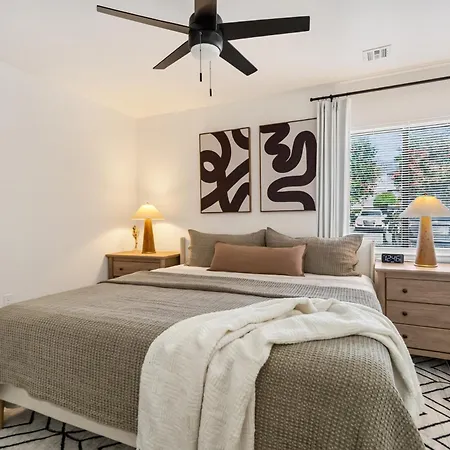 Stylish With 2 King Beds And Private Patio Apartment *