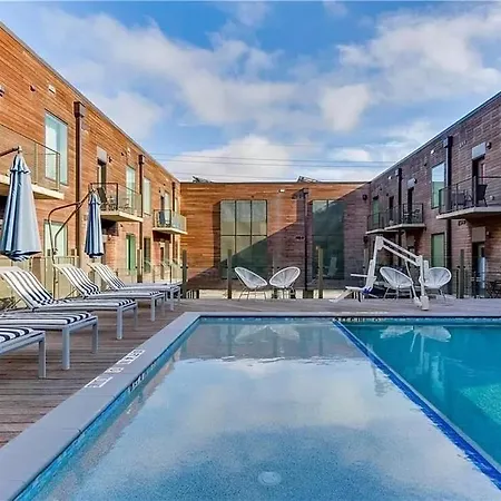 Prime East Downtown W Pool Gym Laundry Apartment *