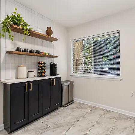 Stylish With 2 King Beds And Private Patio Apartment *