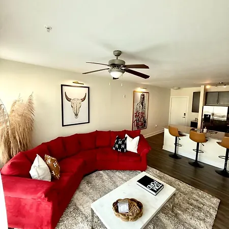 Spacious Uptown Luxury Escape *