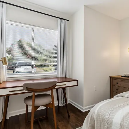 Stylish With 2 King Beds And Private Patio Apartment *