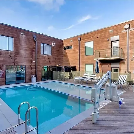 Prime East Downtown W Pool Gym Laundry Apartment *