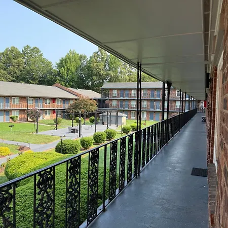 Mins To Atrium Health & Spectrum Arena Apartment