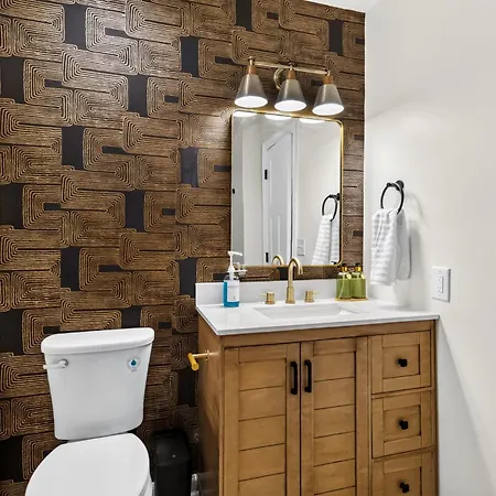 Stylish With 2 King Beds And Private Patio Apartment *