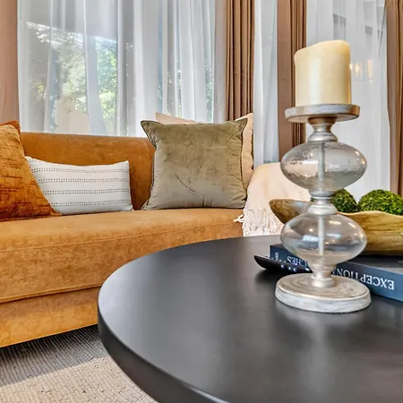 Stylish With 2 King Beds And Private Patio Apartment