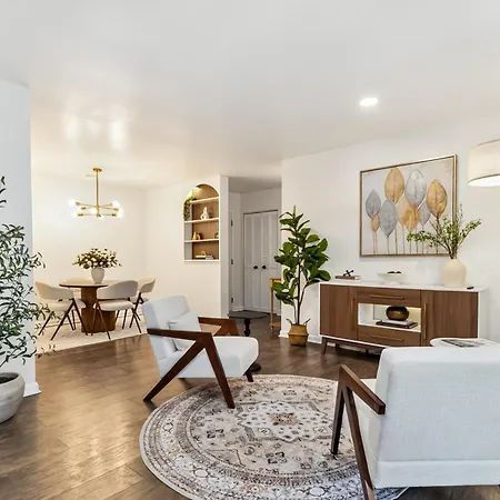 Stylish With 2 King Beds And Private Patio Apartment *