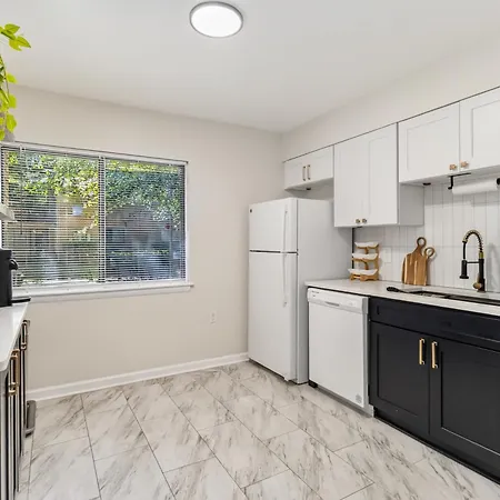Stylish With 2 King Beds And Private Patio Charlotte