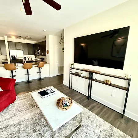 Spacious Uptown Luxury Escape Apartment
