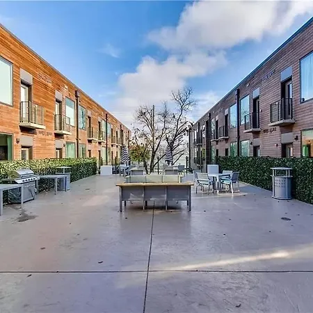 Apartment Prime East Downtown W Pool Gym Laundry