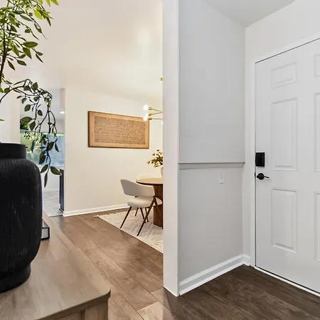 Stylish With 2 King Beds And Private Patio