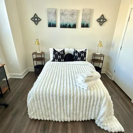 Spacious Uptown Luxury Escape Apartment *