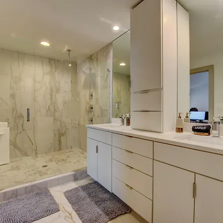 Holiday home Modern With Yard 3 Mi To Uptown Charlotte!