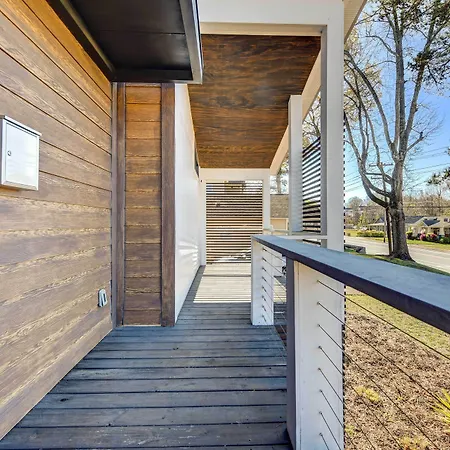Holiday home Modern With Yard 3 Mi To Uptown Charlotte!