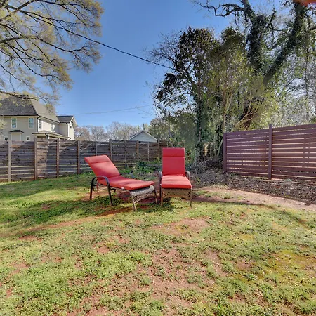 Holiday home Modern With Yard 3 Mi To Uptown Charlotte!