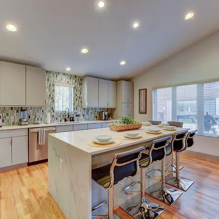 Modern With Yard 3 Mi To Uptown Charlotte!