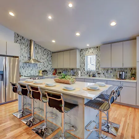 Modern With Yard 3 Mi To Uptown Charlotte! Holiday home *