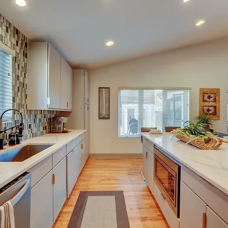 Modern With Yard 3 Mi To Uptown Charlotte! *