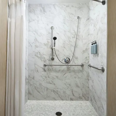 Uptown Hotel 3*