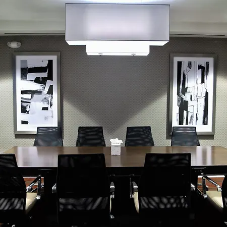 - Airport Conf Ctr By Ihg 3*