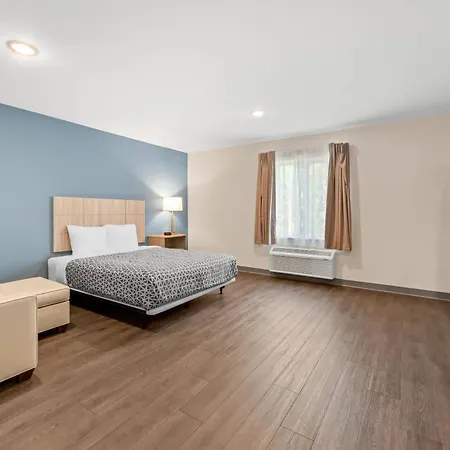Hotel Woodspring Airport 3*