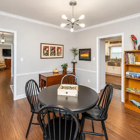 Holiday home 3br Escape: Pool, Hot Tub & Theater