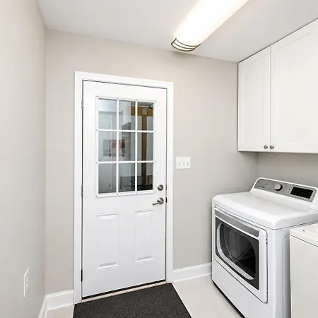 3br Escape: Pool, Hot Tub & Theater Holiday home Charlotte